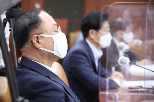 홍남기 경제부총리 겸 기획재정부 장관이 5일 정부서울청사에서 열린 국정현안점검조정회의에 참석해 있다. 연합뉴스